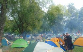 Рок-фест «Бандерштат» ще не розпочався, а на іподромі у Луцьку вже немає де «намету впасти».Фоторепортаж