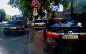 Працівники ДАІ не штрафують чиновників, які порушують ПДР під Житомирської облрадою. Відео. Фото