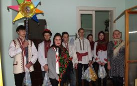 Для бійців у Житомирському госпіталі колядувала молодь Михайлівського собору. Фото