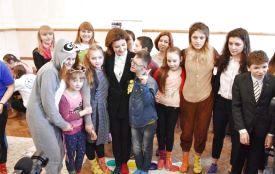 У флешмобі «Lots of Socks» в Житомирі взяли участь перша леді країни з донькою