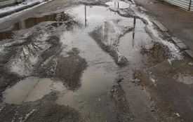 Житомиряни обурені: по вулиці Бондарна знову прорив труби, а комунальники не реагують