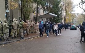 Під житомирським Держгеокадастром сьогодні знову протестували АТОвці. ВІДЕО