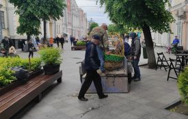 На Михайлівській демонтують великодні прикраси