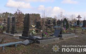 Поліція знайшла вандала, який потрощив  пам’ятники на сільському кладовищі