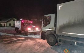 У Новограді-Волинському рятувальники витягнули із вибоїни автомобіль "Укрпошти"