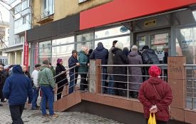 У Житомирі - черги на обмін транспортних карток. Фотофакт