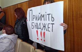 Позачергова сесія Новогуйвинської селищної ради розпочалася з штурханини. ФОТО