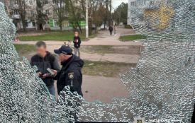 У Житомирі чоловік розбив каменем вікно в тролейбусі після конфлікту з водієм щодо перевезення собаки