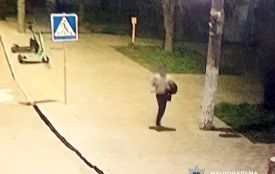Вночі в одному зі скверів міста незнайомець вдарив жінку та відібрав у неї мобільний телефон