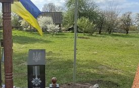 37-річний житель Романівської громади забрав прапор та квіти з могили захисника