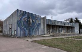 У Житомирі виставили на аукціон будівлю колишнього кінотеатру «Космос» із умовою збереження мозаїки на фасаді