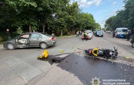 Після зіткнення на вул. Покровській легковика і мотоцикла в реанімації опинилися керманич і пасажирка двоколісника