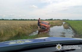 П’ять днів блукав лісом пенсіонер з Баранівки - знесиленого чоловіка знайшли поліцейські за 10 км від дому