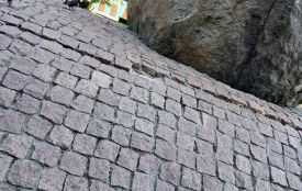 Сміття, розібрана бруківка навколо пам’ятного знаку, поламані лавки - у центрі Житомира все більше слідів деградації і занепаду