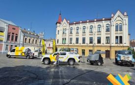 Головну пішохідну вулицю Житомира — Михайлівську —  миють професійною технікою