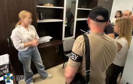 СБУ затримала у Житомирі адвокатку, яка разом із сином за хабарі «списувала» військових зі служби