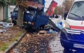 Вантажівка в'їхала в дерево на вул. Івана Гонти — рух ускладнено