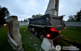 Водій вантажівки з Житомирщини в`їхав у бетонну стелу на в`їзді у Рівне - стало зле за кермом