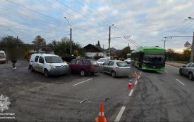ДТП поблизу Монументу Вічної Слави за участю трьох автівок — рух ускладнено!