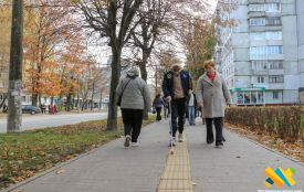 Випробування маршруту на дотик: ветеран з порушенням зору протестував безбар’єрність у Житомирі