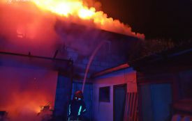 У Бердичеві фахівці ДСНС ліквідували пожежу в двоповерховій господарчій будівлі