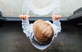 У Чуднові помітили роздягнену однорічну дівчинку, що сама гуляла містом