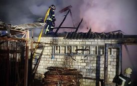 У Житомирі ввечері вівторка гасили пожежу в приватному гаражі на Мальованці — згорів автомобіль