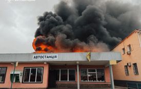 У Чуднові рятувальники загасили палаючу автостанцію