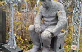 Знов «культура не на часі?» Фактично зруйнований пам’ятник Борису Тену на Смолянському кладовищі. ФОТО