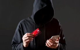 Аферисти використовують чужі картки для переказу крадених коштів. ВІДЕО