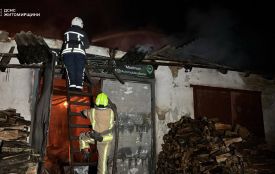 Гараж і три автівки згоріли в Андрушівці