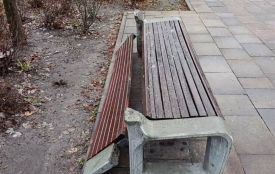 У сквері на Лятошинського група підлітків зламали лавку, смітник та паркувальні стовпчики