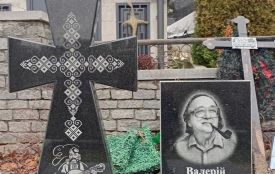 На могилі відомого письменника Валерія Шевчука з’явився пам'ятник - Козацький хрест