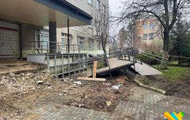 У Житомирі реконструюють вхід до поліклініки на Польовій площі