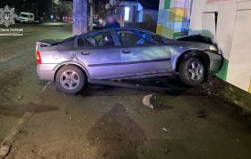 Вранці на вул. Грушевського дуже п’яний водій виїхав на тротуар і врізався в будинок