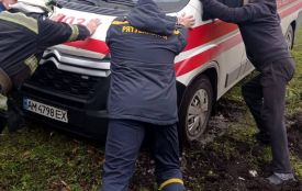 У Звягелі "швидка"з хворою дитиною застрягла в багнюці — допомогли рятувальники