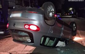 Вночі на вулиці Шевченка водійка з 1 проміле алкоголю в крові наїхала на припарковане авто і перекинулася разом з машиною