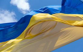 У Житомирі через сильний вітер тимчасово приспустили прапор на Соборному майдані