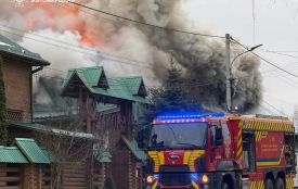 У Житомирі на Богунії ліквідували масштабну пожежу в комплексі, де розташовані кафе, аптека та магазин