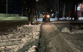 У місті триває протиожеледна обробка та розчищення доріг і тротуарів від снігу