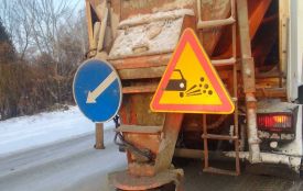 Дорожники долають наслідки негоди у посиленому режимі: на дорогах працює близько 50-ти одиниць снігоприбиральної техніки