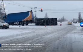 До уваги водіїв! Поблизу Коростеня перекинулася фура, рух ускладнено!