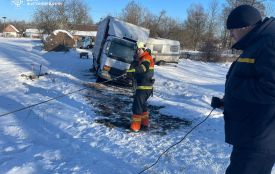 У Житомирському районі рятувальники визволили з снігового полону вантажівку