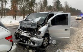 У потрійній ДТП на дорозі Київ - Чоп загинув водій мікроатобуса, троє його пасажирів — у реанімації