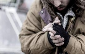 У Житомирі діють пункти допомоги бездомним людям — через похолодання вони потребують уваги!