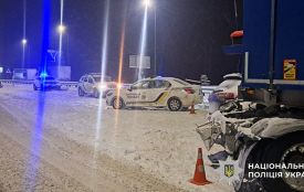 Троє пасажирів — жінка і двоє дітей — травмувалися під час зіткнення джипа і вантажівки у Коростишівській громаді