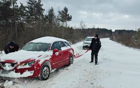 Негода вирує: поліцейські Житомирщини допомагають подорожнім