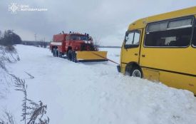 На Бердичівщини рятувальники витягли з заметів рейсовий атобус