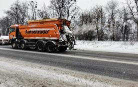 Понад 30 одиниць техніки і 31 дорожник розчищають від снігу і ожеледиці дороги Житомирщини