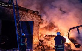 У Коростенському районі рятувальники  ліквідували пожежу на агропідприємстві: вогнем знищено автонавантажувач та 50 кв. м покрівлі